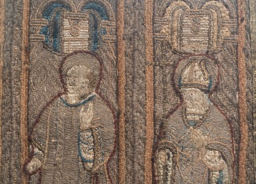 Deux grands fragments d'orfrois en laine, fils d&rsquo;argent et fils de soie figurant des saints sous des arcatures, Espagne, d&eacute;but du 17&egrave;me