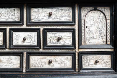 Un petit cabinet en placage d&rsquo;&eacute;b&egrave;ne incrust&eacute; de plaques en ivoire grav&eacute;, Italie, 17&egrave;me