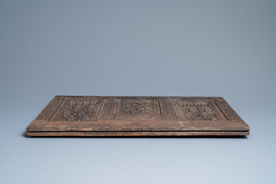 Een eikenhouten voorpaneel van een koffer met maaswerk panelen, 15e eeuw