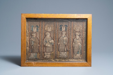 Twee grote kazuifelfragmenten in linnen met zijde- en zilverdraad met heiligen onder arcaturen, Spanje, vroeg 17e eeuw