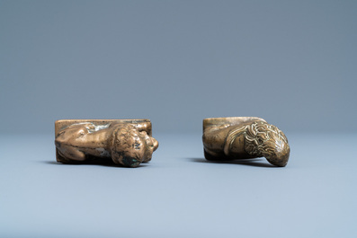 Twee kleine bronzen modellen van leeuwen, 16e eeuw