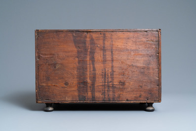 Een klein kabinet in mahoniefineer en gegraveerde benen plaquettes, Itali&euml;, 17e eeuw
