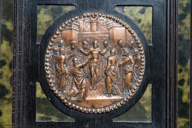 Een ronde koperen plaquette met 'Jezus in de tempel', Itali&euml;, 16e eeuw