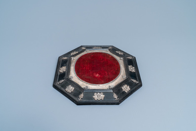 Een octagonaal kader in fineer van ebbenhout met zilver ingelegd, Itali&euml;, 17e eeuw