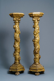 Une paire de colonnes en bois sculpt&eacute; et dor&eacute; aux chapiteaux ioniques, guirlandes et pattes de lions, Italie, 18&egrave;me