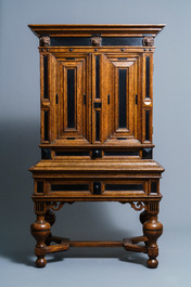 Un cabinet &agrave; deux portes en ch&ecirc;ne et placage d'&eacute;b&egrave;ne, Pays-Bas, 17&egrave;me