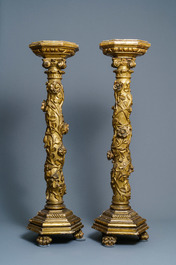 Een paar vergulde houten zuilen met Ionische kapitelen, bloemenslingers en leeuwenpoten, Itali&euml;, 18e eeuw