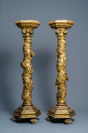Een paar vergulde houten zuilen met Ionische kapitelen, bloemenslingers en leeuwenpoten, Itali&euml;, 18e eeuw