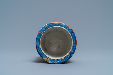 Un pot &agrave; confiture en fa&iuml;ence de Delft polychrome et dor&eacute;e, 18&egrave;me