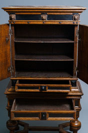 Un cabinet &agrave; deux portes en ch&ecirc;ne et placage d'&eacute;b&egrave;ne, Pays-Bas, 17&egrave;me