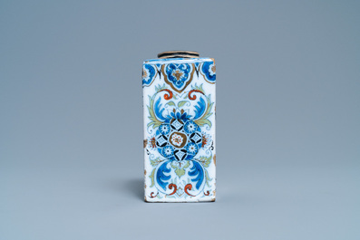 Une bo&icirc;te &agrave; th&eacute; en fa&iuml;ence de Delft polychrome aux rehauts en noire et dor&eacute;s, fin du 17&egrave;me