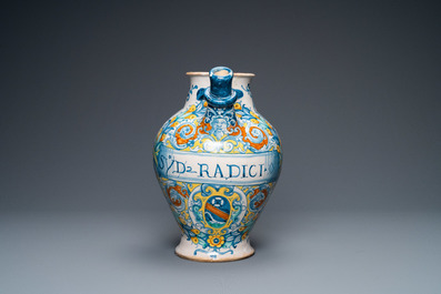 Een grote siroopkan met een wapenschild in Italiaanse majolica, Deruta, gedat. 1569