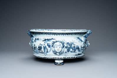 Een ovale blauw-witte Delftse jardini&egrave;re met chinoiserie decor, eind 17e eeuw