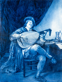 Une grande plaque en fa&iuml;ence de Delft en bleu et blanc, Porceleyne Fles: 'Auto-portrait comme luthiste', d'apr&egrave;s Jan Steen, 20&egrave;me