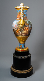 Un important vase en porcelaine de Meissen &agrave; sujet mythologique de 'Diane et Act&eacute;on', 2&egrave;me moiti&eacute; du 19&egrave;me