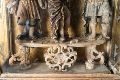 Een gepolychromeerde en vergulde albasten 'geseling' groep in vitrine, Zuid-Itali&euml;, 17e eeuw