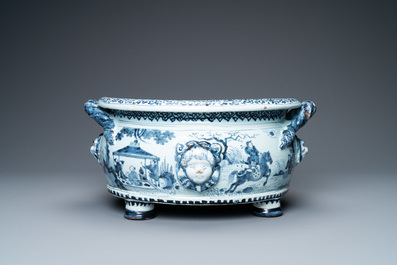 Een ovale blauw-witte Delftse jardini&egrave;re met chinoiserie decor, eind 17e eeuw