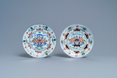 Cinq assiettes et un plat en fa&iuml;ence polychrome de Delft aux paniers fleuris, 18&egrave;me