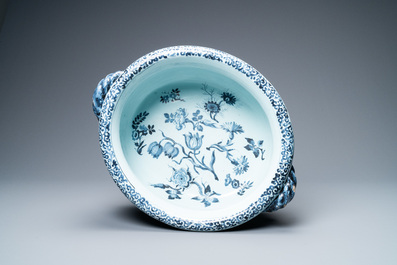 Een ovale blauw-witte Delftse jardini&egrave;re met chinoiserie decor, eind 17e eeuw