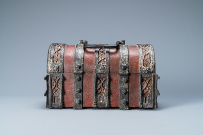 Een kistje in deels rood geverfd smeedijzer, Frankrijk, 15e eeuw