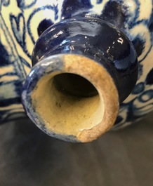 Een blauw-witte 'a foglie' siroopkan in Antwerpse majolica, 2e helft 16e eeuw