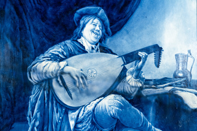 Une grande plaque en fa&iuml;ence de Delft en bleu et blanc, Porceleyne Fles: 'Auto-portrait comme luthiste', d'apr&egrave;s Jan Steen, 20&egrave;me