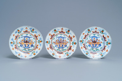 Cinq assiettes et un plat en fa&iuml;ence polychrome de Delft aux paniers fleuris, 18&egrave;me