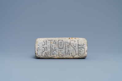 Une pierre reliquaire d'autel romane portant une inscription, France, 12&egrave;me