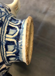 Een blauw-witte 'a foglie' siroopkan in Antwerpse majolica, 2e helft 16e eeuw