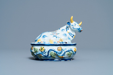 Un beurrier au couvercle en forme de vache en fa&iuml;ence polychrome de Delft, 18&egrave;me