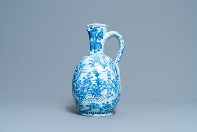 Une grande verseuse en fa&iuml;ence de Delft en bleu et blanc &agrave; d&eacute;cor de chinoiserie, fin du 17&egrave;me