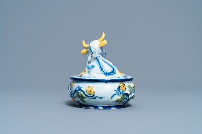 Un beurrier au couvercle en forme de vache en fa&iuml;ence polychrome de Delft, 18&egrave;me