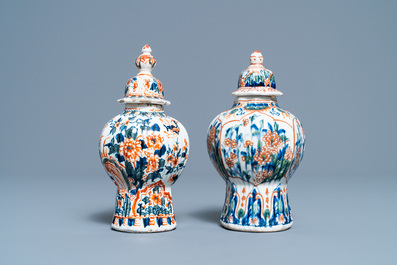 Un vase couvert, un sabot et une paire de petits vases couverts en fa&iuml;ence de Delft, 18/19&egrave;me