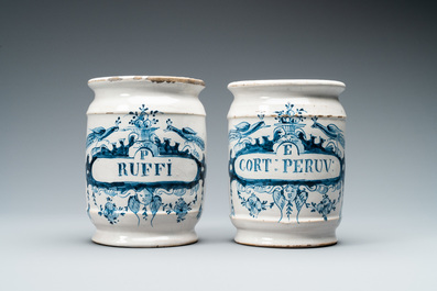 Une paire de pots de pharmacie de type albarello en fa&iuml;ence de Delft en bleu et blanc, 18&egrave;me