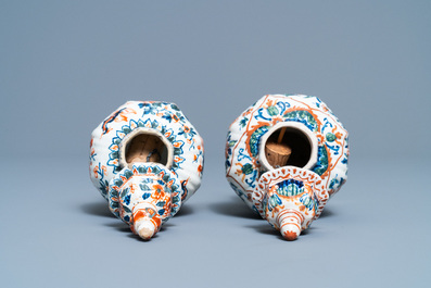 Un vase couvert, un sabot et une paire de petits vases couverts en fa&iuml;ence de Delft, 18/19&egrave;me