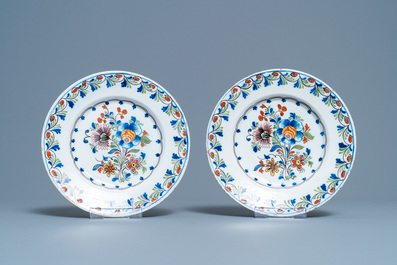 Drie paar polychrome Delftse borden, 18e eeuw