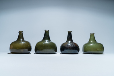 Vier groene glazen wijnflessen, 17/18e eeuw