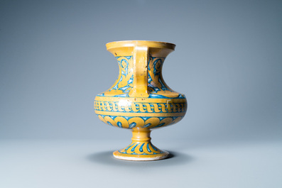 Un vase inscrit 'Maria' de forme balustre &agrave; deux anses en majolique &agrave; &eacute;mail lustr&eacute;, Deruta, Italie, 1&egrave;re moiti&eacute; du 16&egrave;me