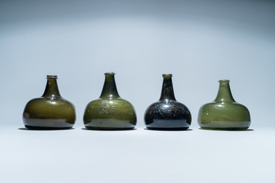 Vier groene glazen wijnflessen, 17/18e eeuw