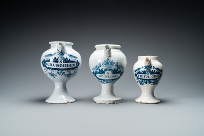Drie blauw-witte Delftse siroopkannen, 18e eeuw