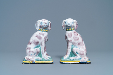 Une paire de tirelires en forme de chien en fa&iuml;ence polychrome de Delft, 18&egrave;me