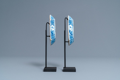 Une paire de dos de brosses en fa&iuml;ence de Delft en bleu et blanc &agrave; d&eacute;cor d'harlequins, 1&egrave;re moiti&eacute; du 18&egrave;me