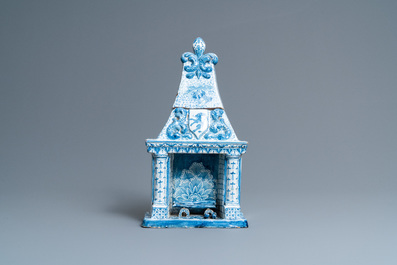 Een blauw-witte Delftse dekseldoos in de vorm van een haard, ca. 1800