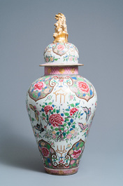 Un grand vase couvert de style famille rose en porcelaine de Samson, France, 19&egrave;me