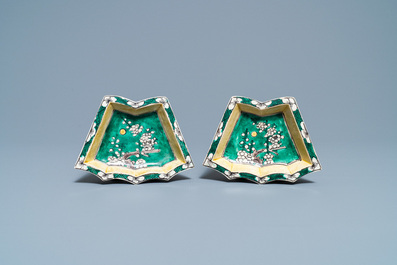 Une paire de tasses et soucoupes en porcelaine de Chine famille rose et une paire de coupes en biscuit &eacute;maill&eacute; vert, Kangxi et Qianlong
