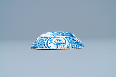 Een geribde blauw-witte Delftse borstelrug met chinoiserie decor, 18e eeuw