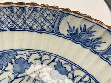 Een geribde blauw-witte Delftse chinoiserie 'draken' schotel, 18e eeuw