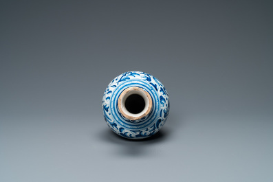 A blue and white Antwerp maiolica 'a foglie' pharmacy bottle, 2nd half 16th C.