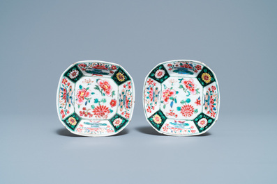 Une paire de tasses et soucoupes en porcelaine de Chine famille rose et une paire de coupes en biscuit &eacute;maill&eacute; vert, Kangxi et Qianlong