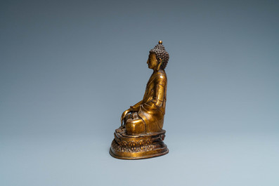 Une figure de Bouddha Shakyamuni en bronze dor&eacute;, Sino-Tibet, 18/19&egrave;me